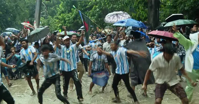 টিএসসিতে আর্জেন্টিনা ফুটবল দলের সমর্থকদের বাঁধভাঙা উচ্ছ্বাস